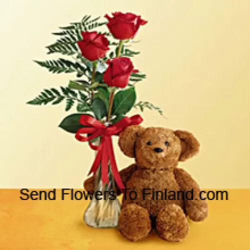 3 rote Rosen mit einigen Farnen in einer Glasvase zusammen mit einem niedlichen 12 Zoll großen Teddybär