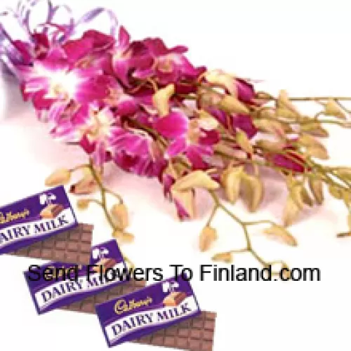 Un hermoso ramo de orquídeas rosadas junto con chocolates surtidos Cadbury