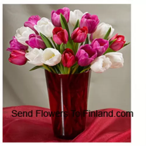 Tulipes colorées mélangées avec des remplissages saisonniers dans un vase en verre - Veuillez noter que en cas de non disponibilité de certaines fleurs saisonnières, les mêmes seront remplacées par d'autres fleurs de même valeur