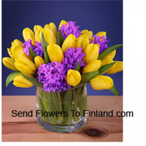 Tulipes jaunes magnifiquement disposées dans un vase en verre - Veuillez noter que en cas de non disponibilité de certaines fleurs saisonnières, celles-ci seront remplacées par d'autres fleurs de même valeur
