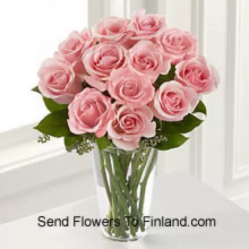 11 rosa Rosen mit einigen Farnen in einer Vase